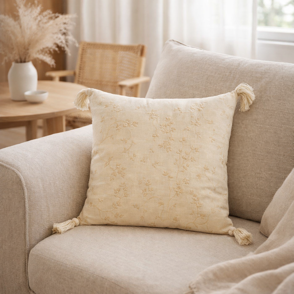 J-Line coussin Carré Fleurs + Pompons - coton - jaune clair en situation