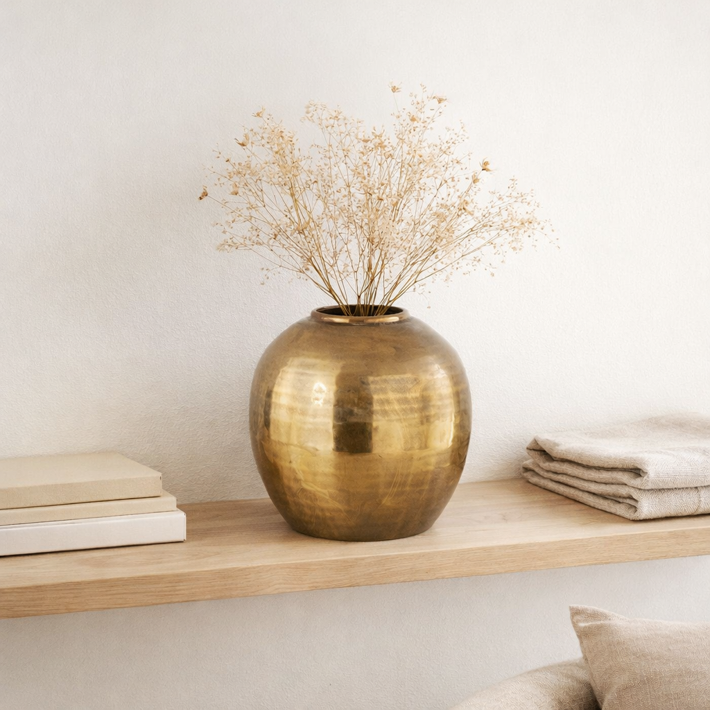 J -line Vase Arya - Metal - Gold - Small - Ø 30 cm en situation