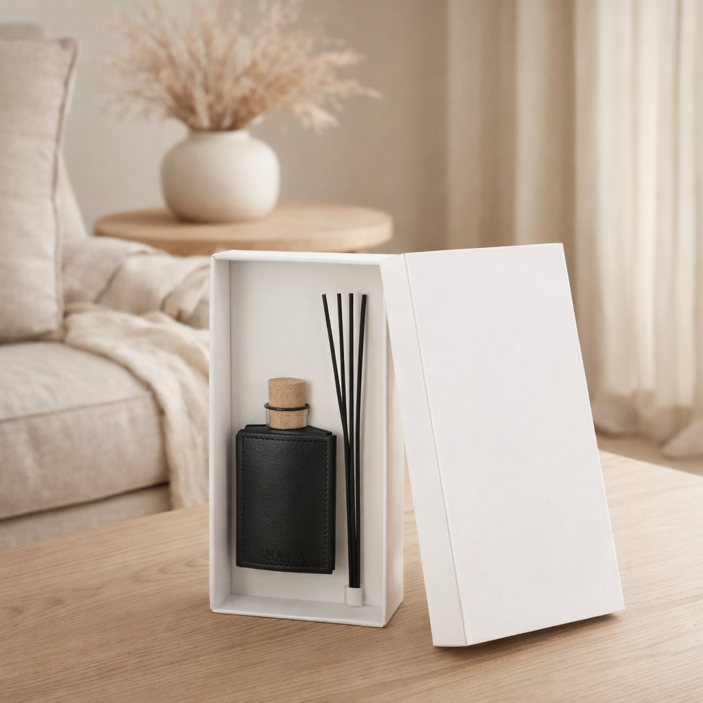Huile parfumée J-Line + bâtonnets - Raisin Blanc - cuir - noir - 100ml en situation