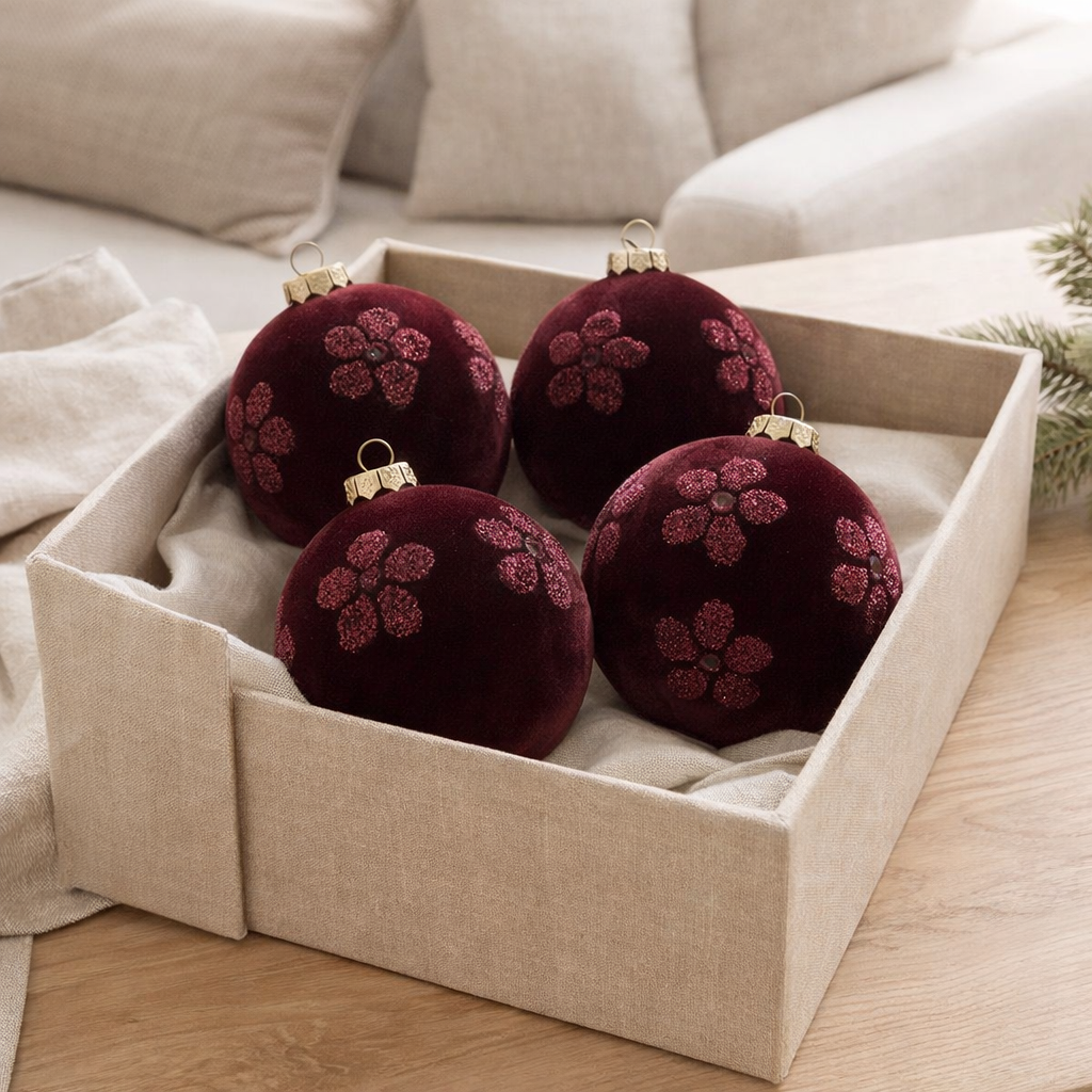 J-Line Boule de Noël Fleurs - velours/verre - bordeaux - grande - boîte de 4 en situation