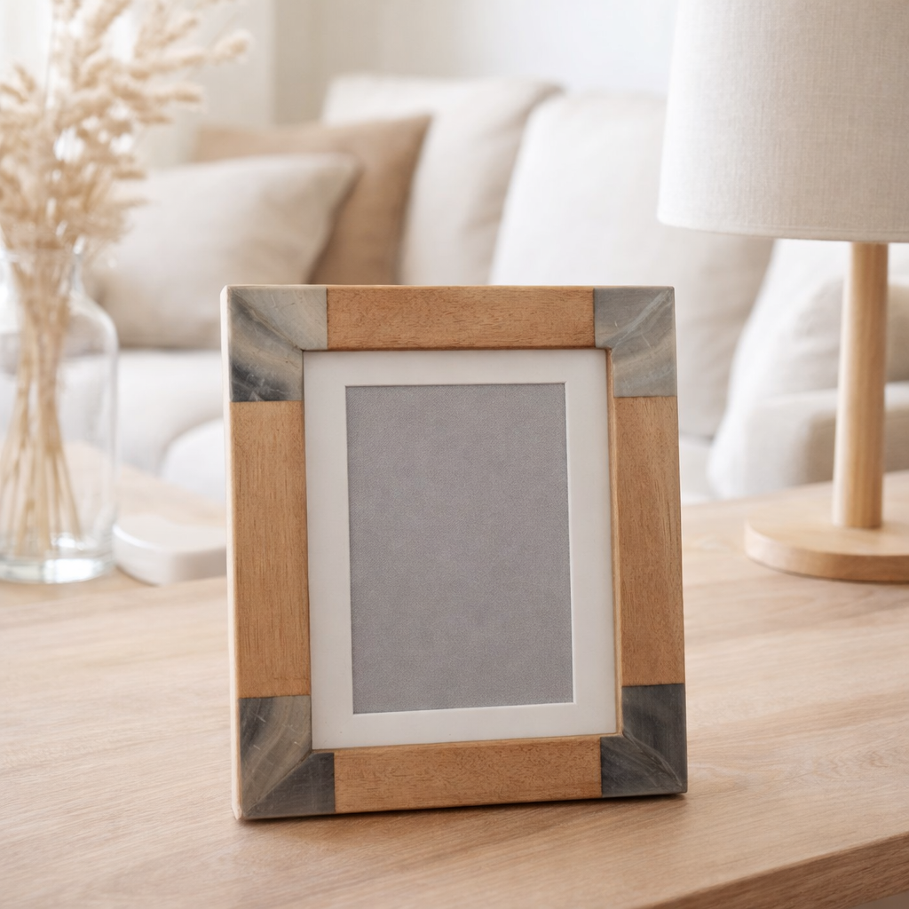 J-Line Cadre Photo Motif Carré 10X15 Bois/Corne Gris S 17X22cm en situation