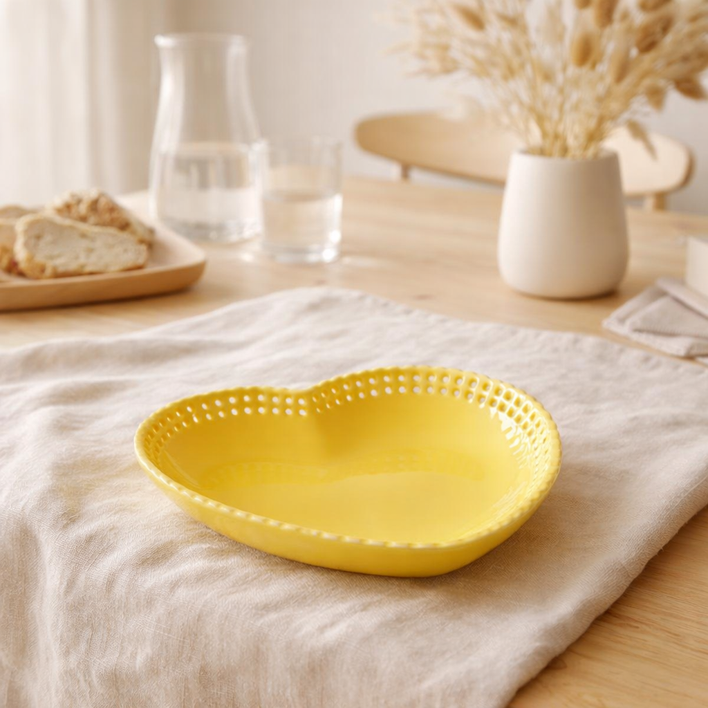 Assiette J-Line Forme coeur - céramique - jaune en situation