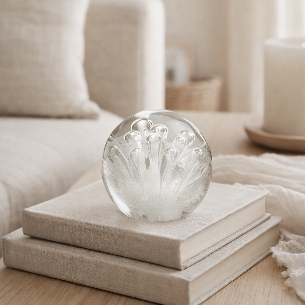 Presse-papier J-Line Bulles d'air - verre - blanc - moyen en situation