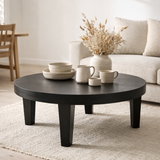 Table basse J-Line ronde en bois de manguier noir mat en situation