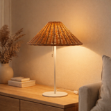 Lampe de table J-Line - métal/rotin - blanc/naturel en situation