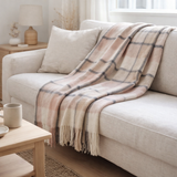 J-Line Plaid à carreaux - polyester - beige/rose - 180 x 130 cm en situation