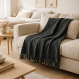 J-Line Plaid frange - polyester - anthracite - 180 x 130 cm en situation