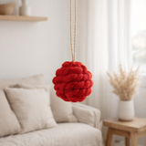 J-Line pendentif Ball Tricoté - laine/textile - rouge en situation