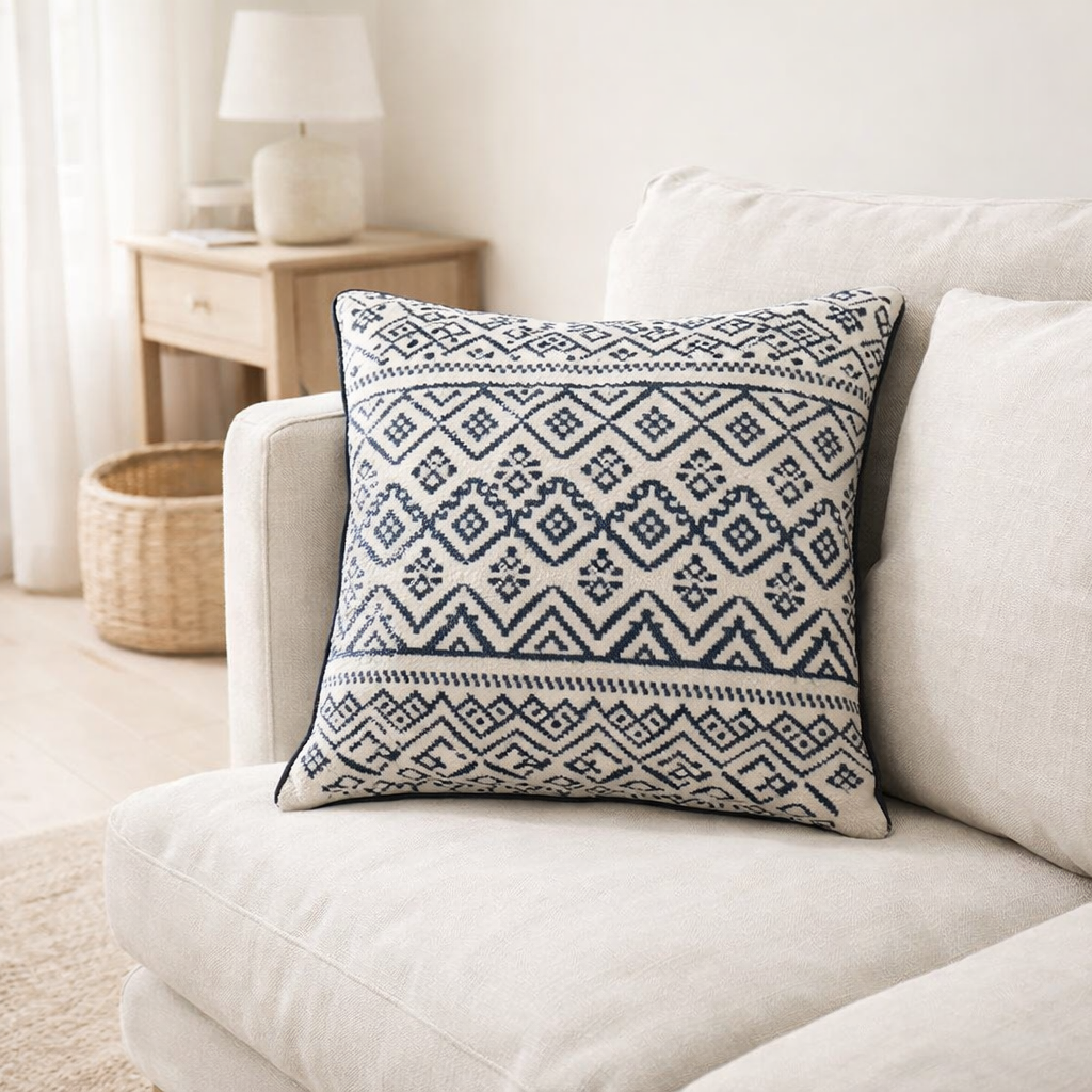 J-Line Coussin Carré Motifs Ethniques Coton Bleu Foncé/Blanc en situation