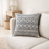J-Line Coussin Carré Motifs Ethniques Coton Bleu Foncé/Blanc en situation