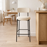 Chaise de bar J-Line boucle - contreplaqué/polyester - blanc/noir en situation