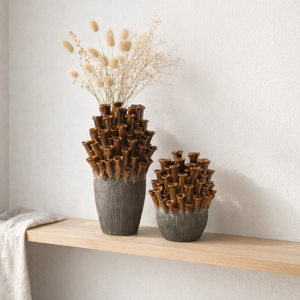 Anemone vase en j-line - porcelaine - brun / gris - grand - 46,5 cm de haut en situation
