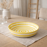 Échelle J-LIGNE GRANADE STRIPTÉS LOBS - Céramique - Blanc / Jaune - L - Ø 25 cm en situation