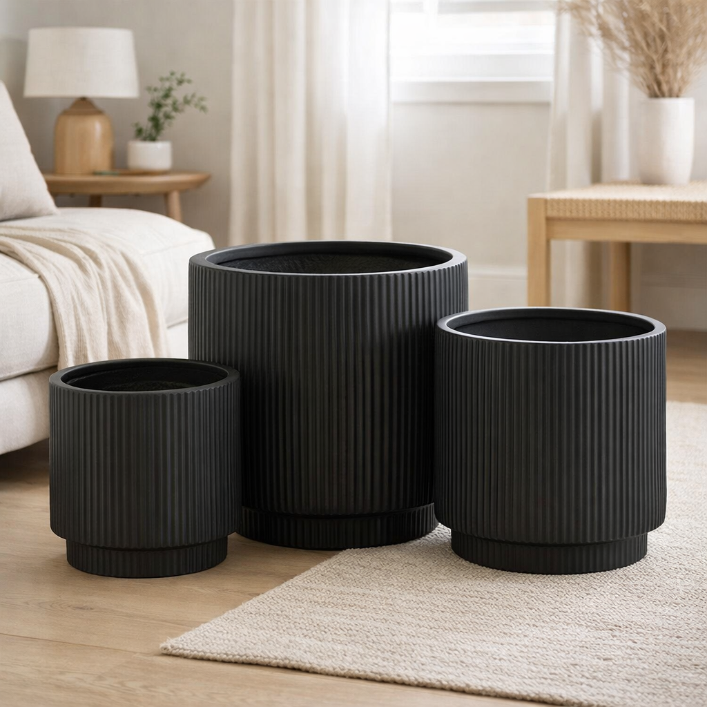 J -line Flowerpot Moai - Ceramics - Black - 3 pièces - Ø 44 cm en situation