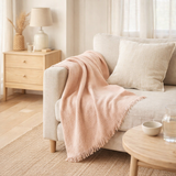 J-Line Plaid frange - polyester - rose clair - 130 x 170 cm en situation