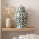 Vase J-Line Victoria Amphora - porcelaine - vert/blanc en situation