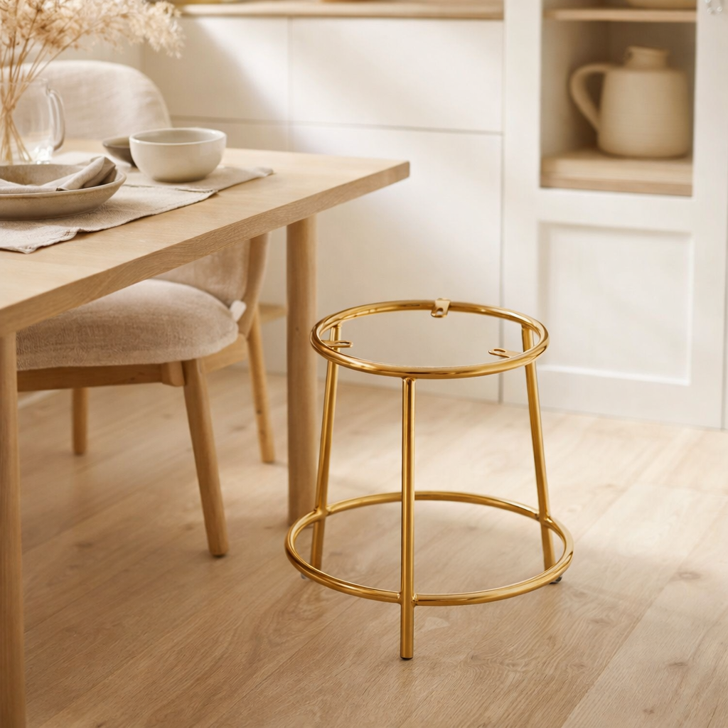 J-Line Frame Tabouret Bas Métal Doré en situation