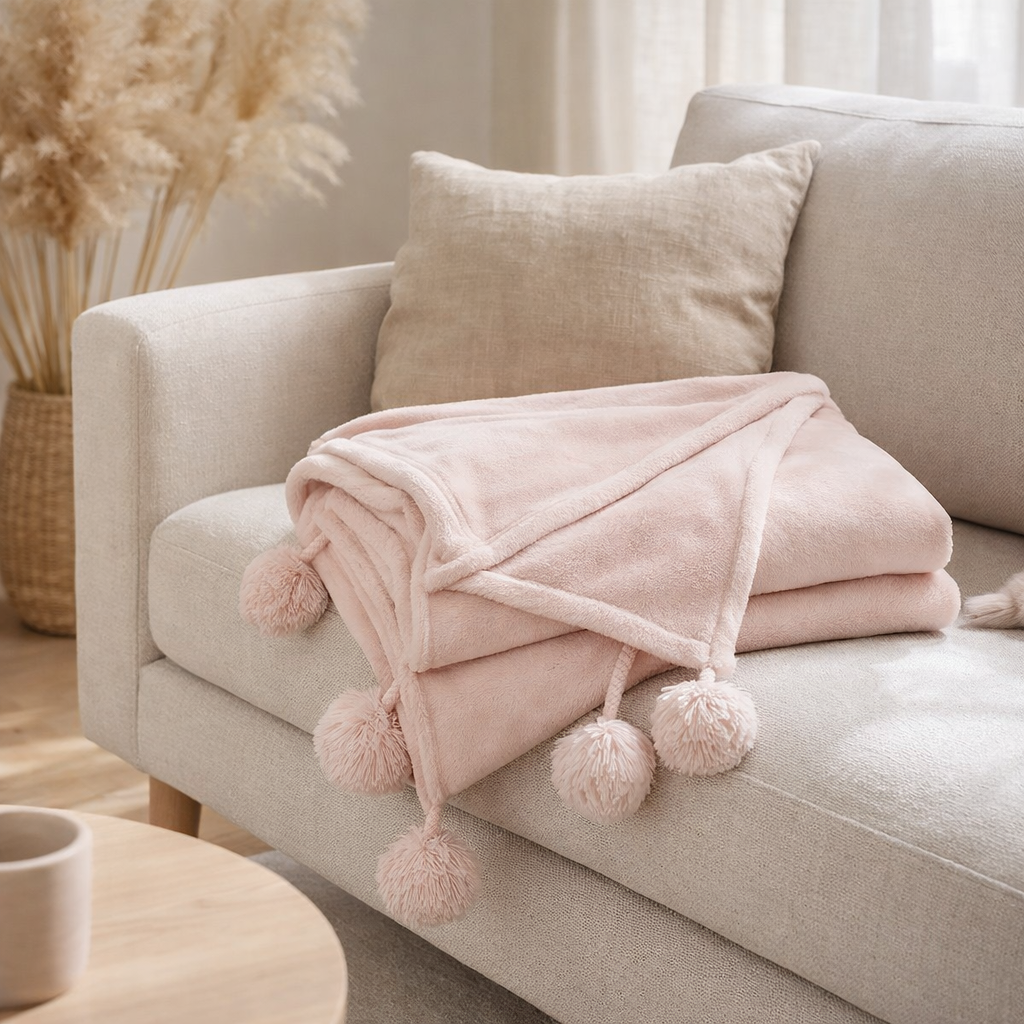 Pompon à carreaux J-Line - polyester - rose clair - 170 x 130 cm en situation