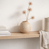 J -line Vase sculptée - Porcelaine - Beige - 18,5 cm de haut en situation