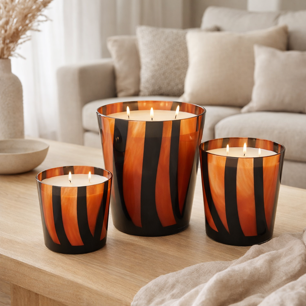 Bougie parfumée J-Line Noa - Wild Protea & Rhubarb - orange - grande - 95U en situation