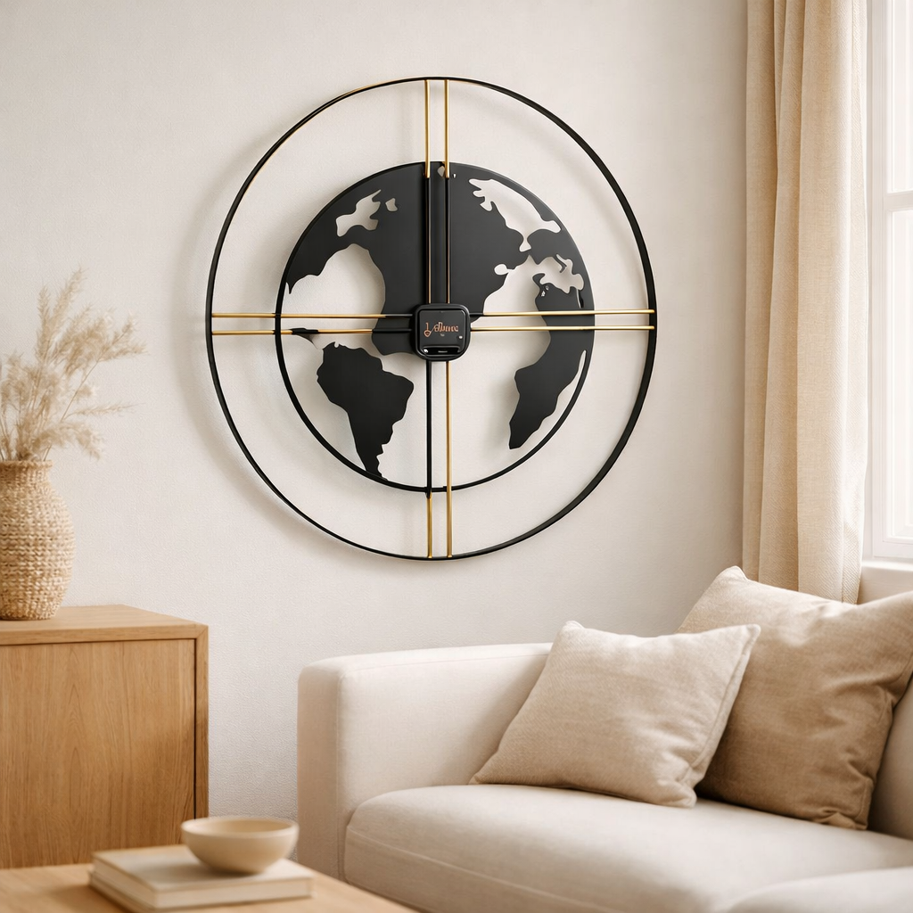 J -line Klock World Maps Clock - Metal - Gold / Black - S - Ø 60 cm en situation