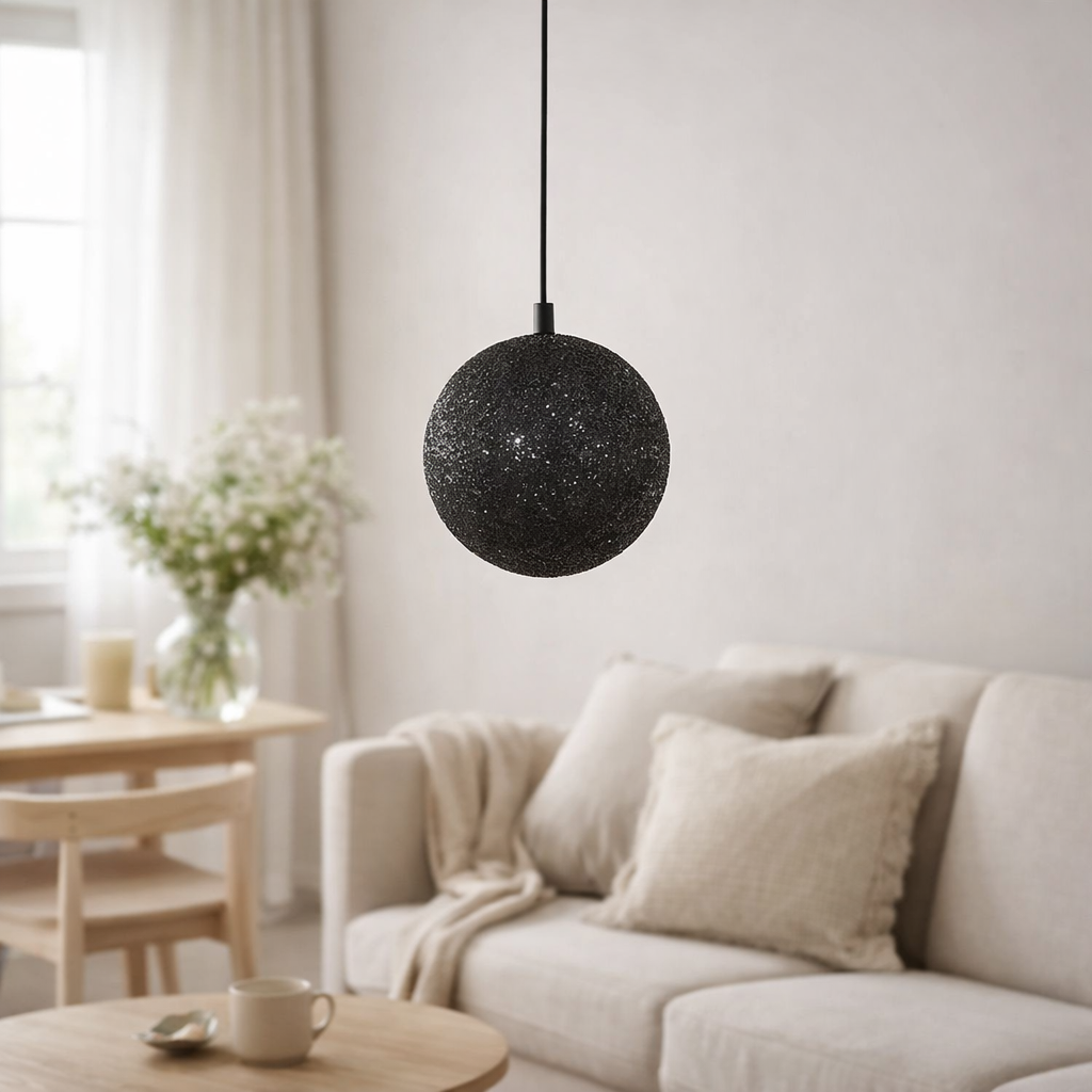 Suspension J-Line Boule Paillettes - plastique - noir en situation