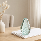 Presse-papier J-Line Spiral - verre - cyan - grand en situation