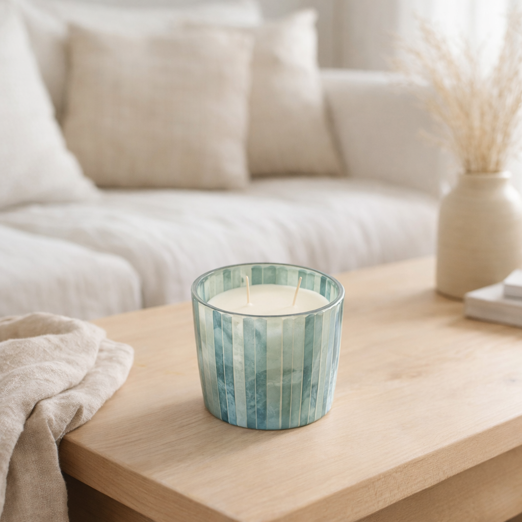 Bougie parfumée J-Line Noa - Seaside Bliss - verre - bleu clair - petite - 45U en situation