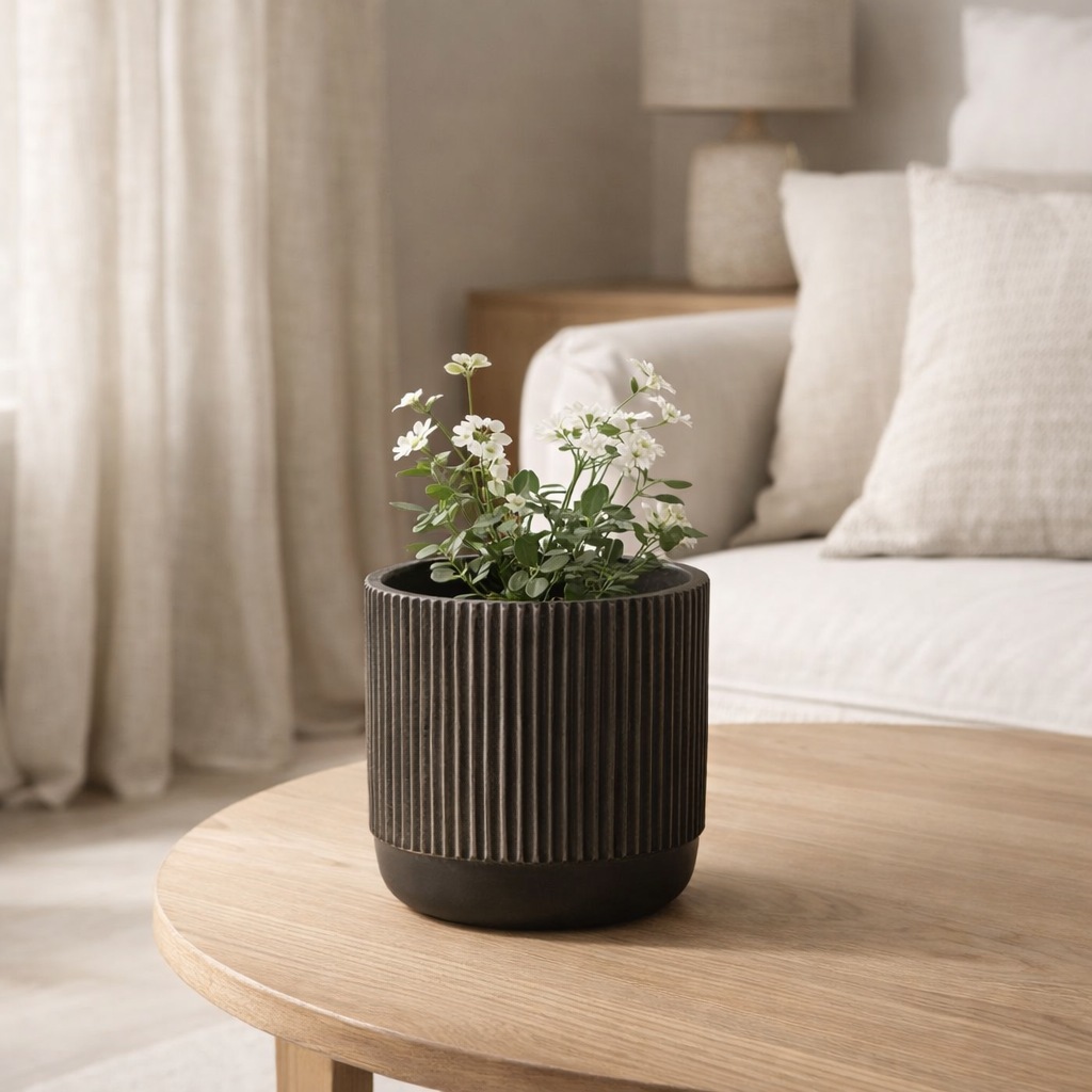 J-Line Flowerpot Line Céramique Noir/Marron Moyen en situation