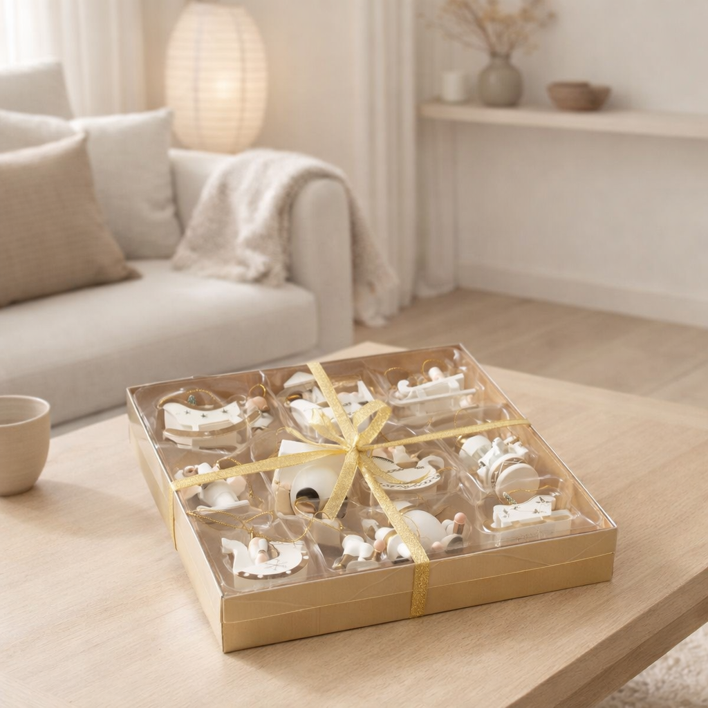 J-Line Boîte Avec 12 Pendentifs Bois Blanc/Or en situation