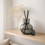 J -Liline Fragrance Huile Vase Cud Olive & Frank Encens - Verre - Green en situation