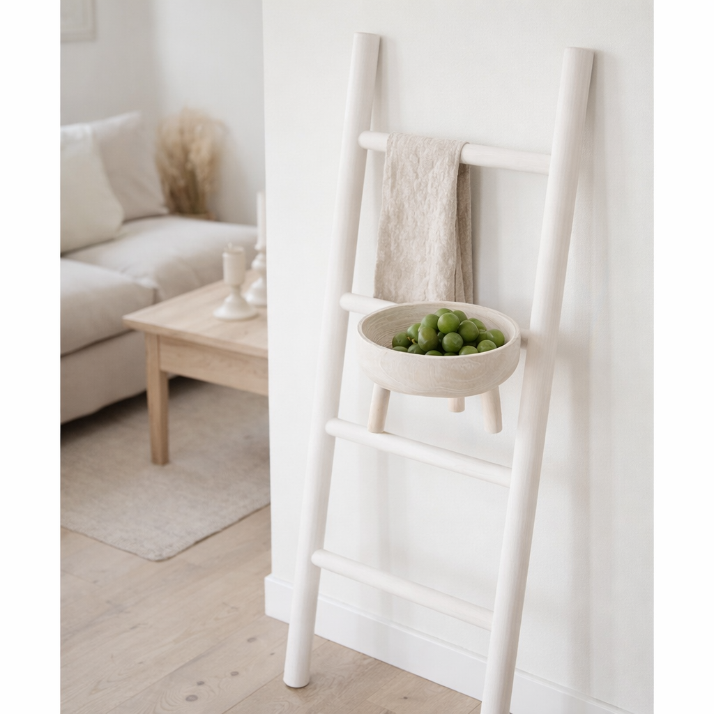 Échelle J -line sur le trépied Paulownia - Wood - Blanc en situation