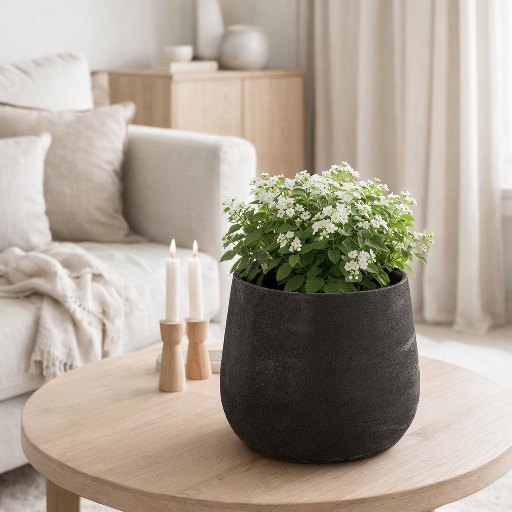 J -line Flowerpot inégale - Céramique - noir - Moyen - Ø 19 cm en situation