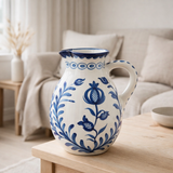 J-Line Jug Grenade - Céramique - Blanc / Bleu - Large en situation