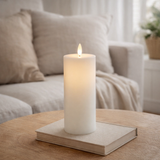 Bougie cylindrique J-Line - blanche - grande - lumières LED en situation
