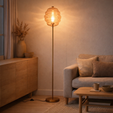 Lampadaire J-Line Bijenkorf - verre - cognac clair en situation
