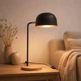 Lampe de table J-Line Evy - fer/bois - noir/naturel en situation