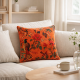 Oiseaux d'oreiller en j-line / Velvet de coton floral orange en situation