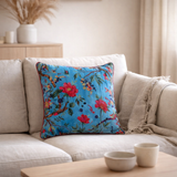 Oiseaux de coussin en j-line / Velvet de coton floral bleu en situation