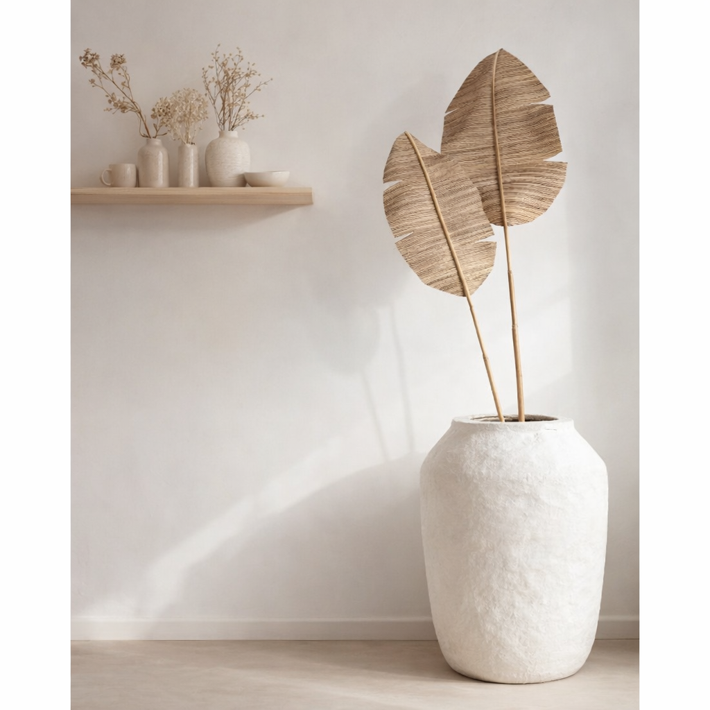 J -line Vase grand tchad - papier mâché / carton - blanc - 68 cm de haut en situation