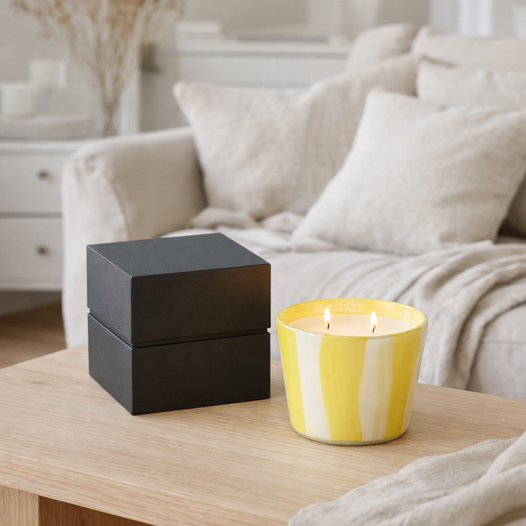 Bougie parfumée J-Line Noa Strepen - Yashioka Gardenia - jaune - petite - 50U en situation