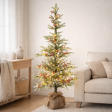J-Line Sapin de Noël+Sac en Jute+Led Plastique Vert Neige/Rouge Large en situation