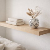 J -line Vase Zen Ball - Porcelaine - Blanc / Black - Ø 11 cm en situation