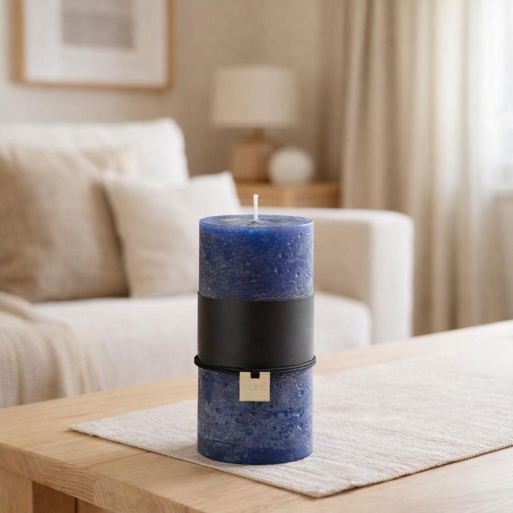 Bougie cylindrique J-Line - bleu foncé - grande - 52U en situation