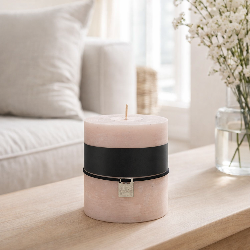 J -Line Cylinder Candle - Powder Pink - 64U en situation
