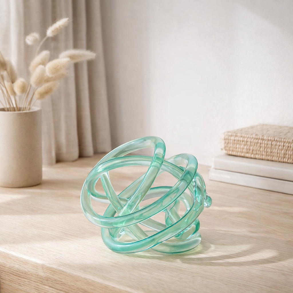 J-Line Presse-Papier Infinity Knot - GLAS - Turquoise / Transparente en situation