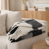 Carreaux J-Line Plaid - polyester - noir/blanc - 152 x 127 cm en situation