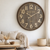 J-Line Horloge Murale Grand Hotel MDF Naturel Foncé Large en situation