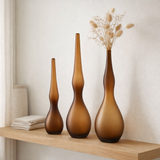 J-Line Lot de 3 Vases Yoko Flûte Courbée Verre Marron en situation