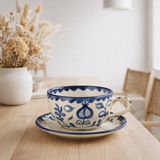 J -line Cup + Saucer Grenade - Céramique - Blanc / Bleu en situation